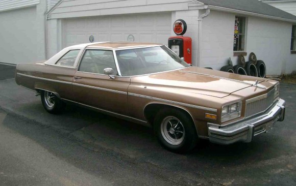 Buick Electra 225 coupe 1976 ( France dpt 02)