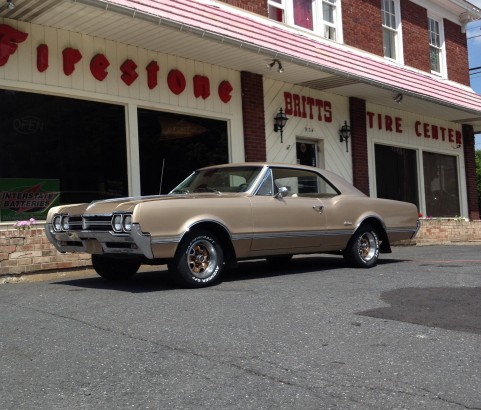 Oldsmobile Cutlass coupe 1966 ( France dpt 74)