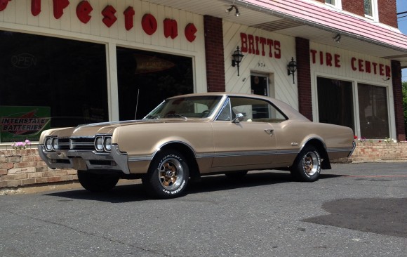 Oldsmobile Cutlass coupe 1966 ( France dpt 74)