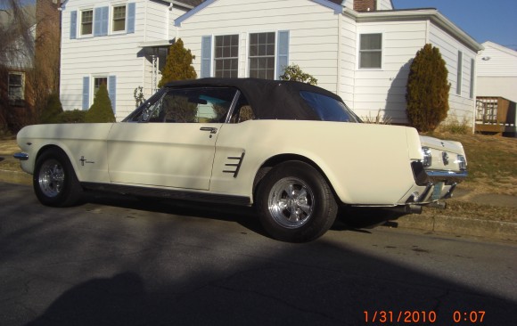 Ford Mustang convertible 1966 ( France dpt 92)