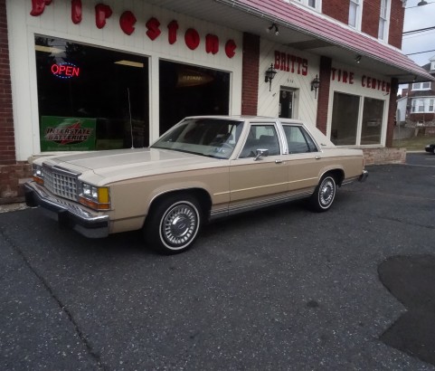 Ford LTD Crown victoria 1985 ( France dpt 29)