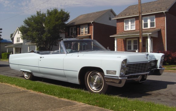 Cadillac de ville convertible 1967 ( France dpt 84)