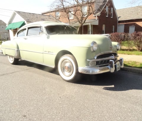 Pontiac Streamliner sedanette 1949 ( France dpt 79)