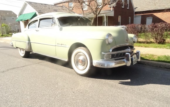 Pontiac Streamliner sedanette 1949 ( France dpt 79)