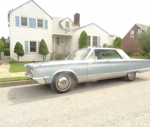 Chrysler New Yorker 4 door hardtop 1966 ( France dpt 38)