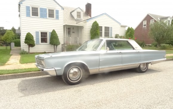 Chrysler New Yorker 4 door hardtop 1966 ( France dpt 38)