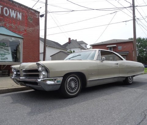 Pontiac bonneville hardtop coupe 1965 ( France dpt 68)