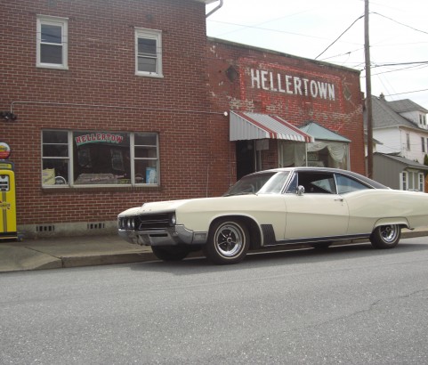 Buick Wildcat custom hardtop coupe 1967 ( France dpt 34)