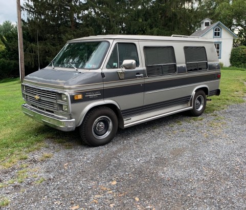 Chevrolet G20 conversion van 1984 (France dpt 20)