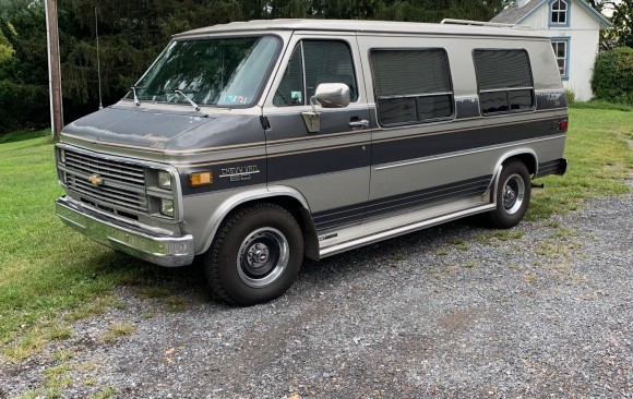 Chevrolet G20 conversion van 1984 (France dpt 20)