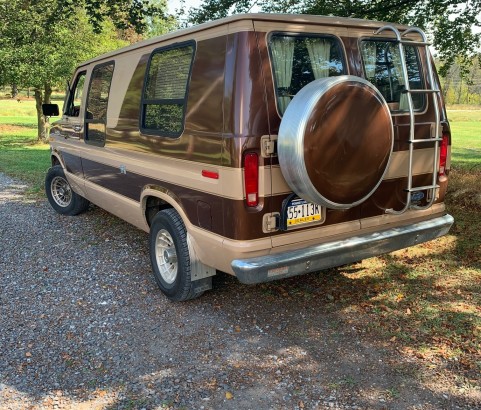 Ford Econoline conversion van 1983 ( France dpt29)