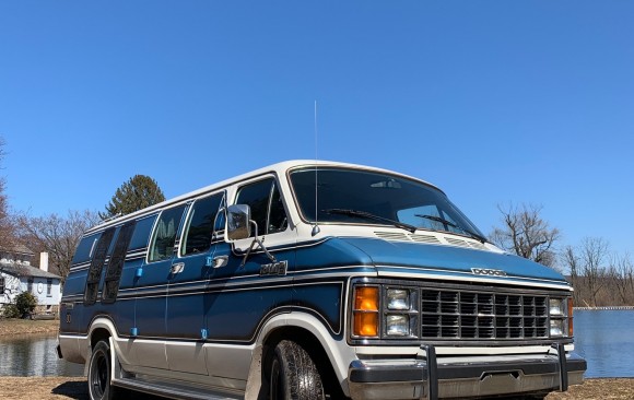 Dodge Ram van B250 Prospector 1984 ( France dpt 69)