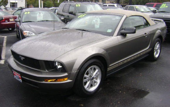 Ford Mustang convertible V6 2005 ( France dpt 19)
